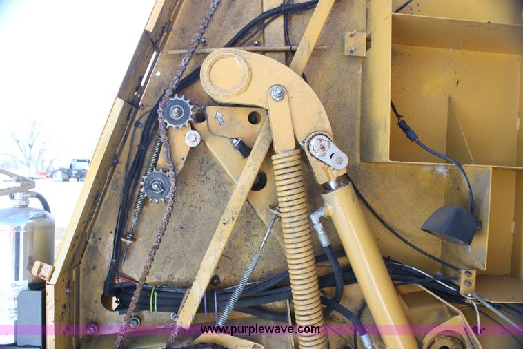 image for item I7492 2011 Vermeer 605 Super M round baler