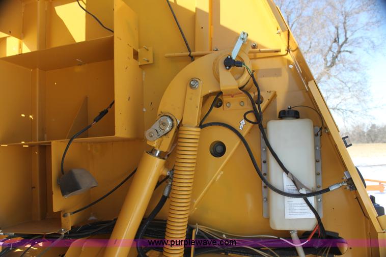 image for item I7492 2011 Vermeer 605 Super M round baler