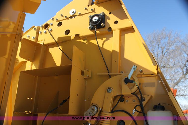 image for item I7492 2011 Vermeer 605 Super M round baler