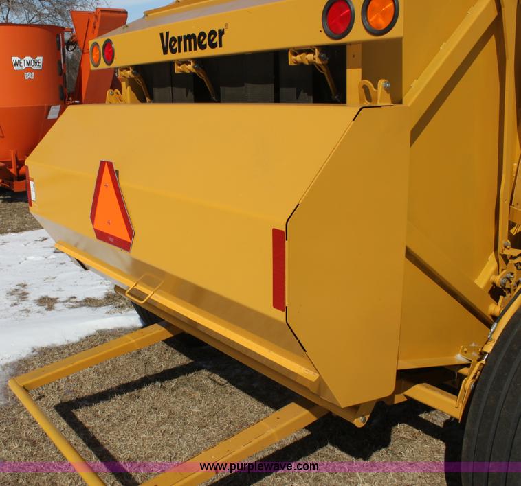 image for item I7492 2011 Vermeer 605 Super M round baler