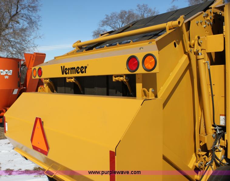image for item I7492 2011 Vermeer 605 Super M round baler