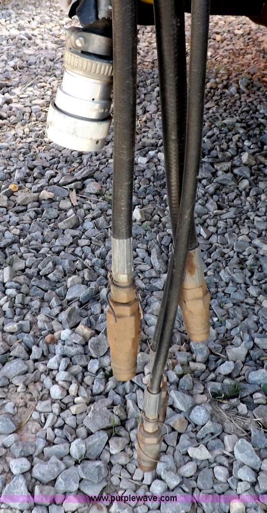 image for item I9027 1998 John Deere 566 round baler