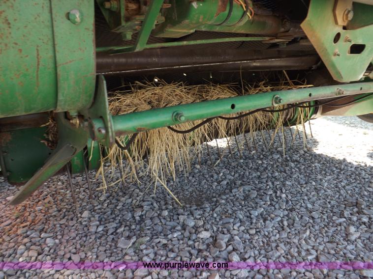 image for item I9027 1998 John Deere 566 round baler