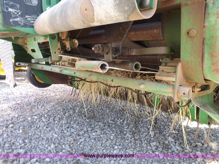 image for item I9027 1998 John Deere 566 round baler