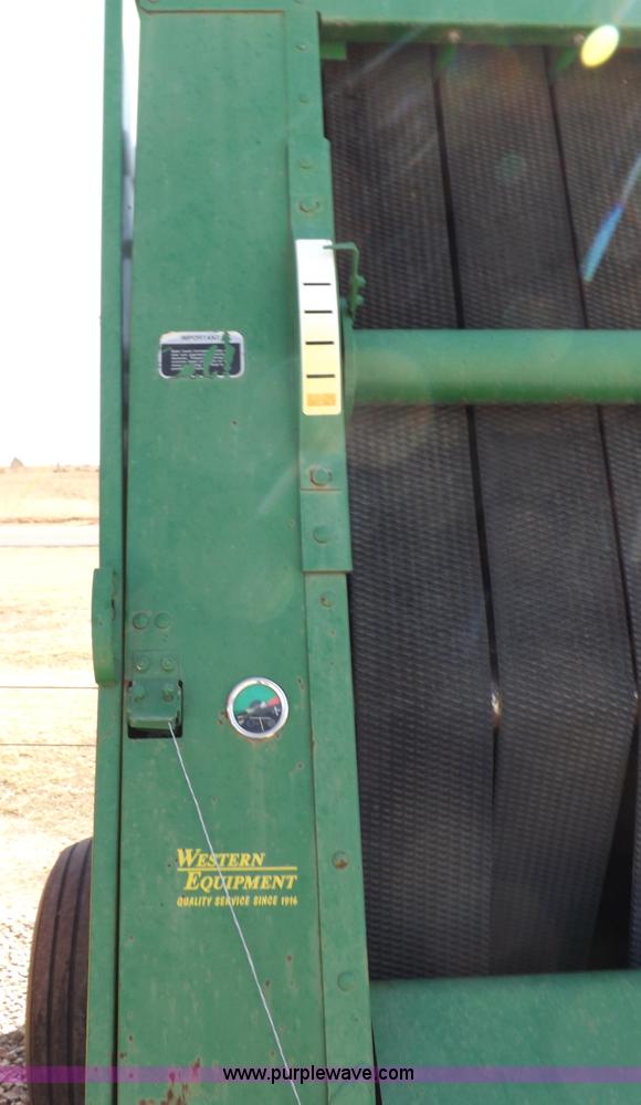 image for item I9027 1998 John Deere 566 round baler