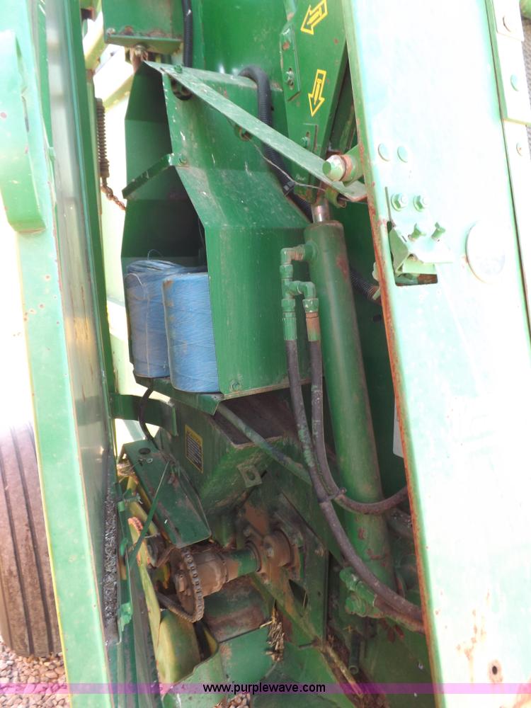 image for item I9027 1998 John Deere 566 round baler