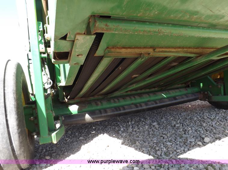 image for item I9027 1998 John Deere 566 round baler