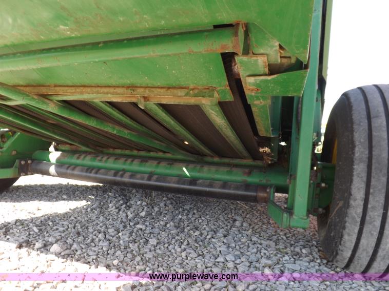 image for item I9027 1998 John Deere 566 round baler