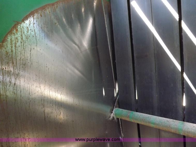 image for item I9027 1998 John Deere 566 round baler