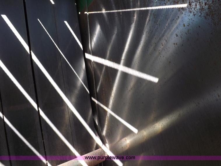 image for item I9027 1998 John Deere 566 round baler