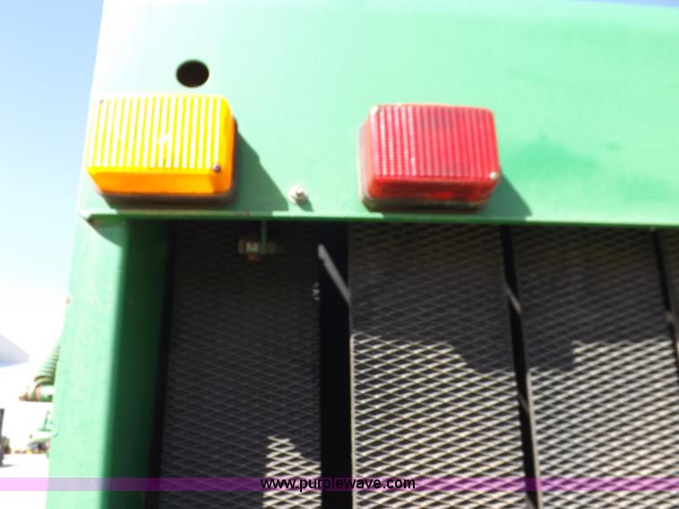 image for item I9027 1998 John Deere 566 round baler