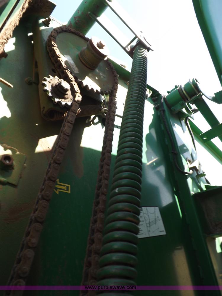 image for item I9027 1998 John Deere 566 round baler