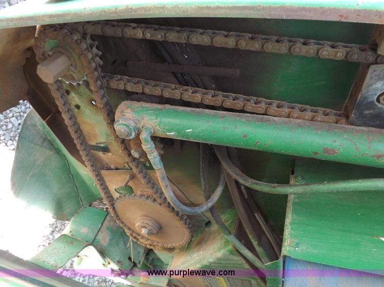 image for item I9027 1998 John Deere 566 round baler