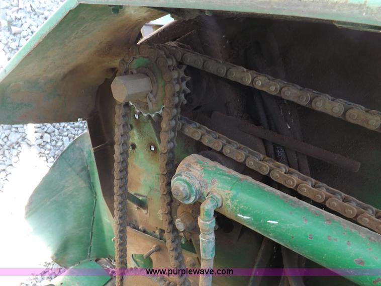 image for item I9027 1998 John Deere 566 round baler
