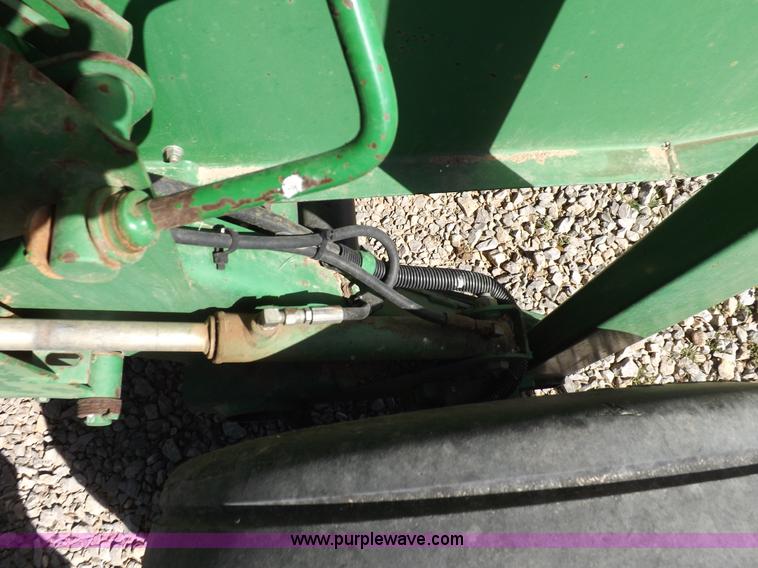 image for item I9027 1998 John Deere 566 round baler