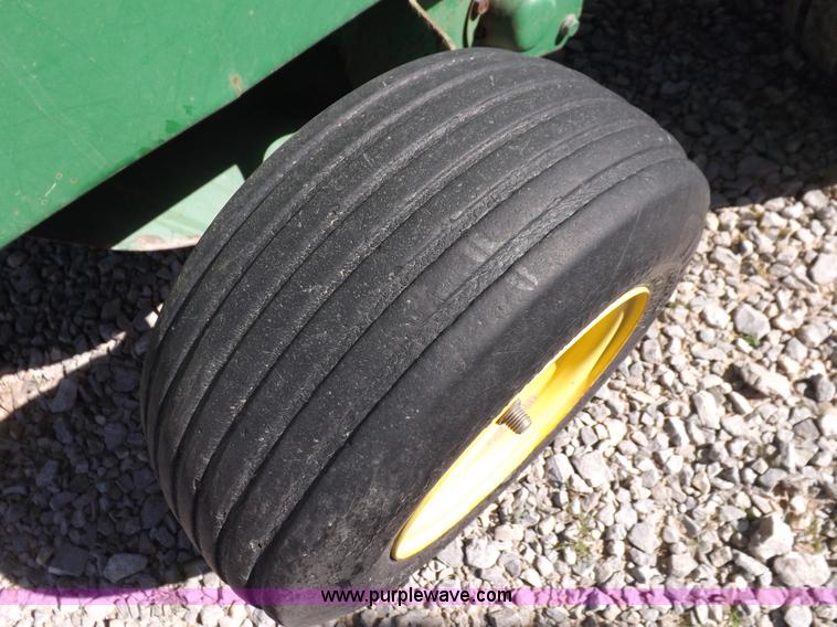 image for item I9027 1998 John Deere 566 round baler
