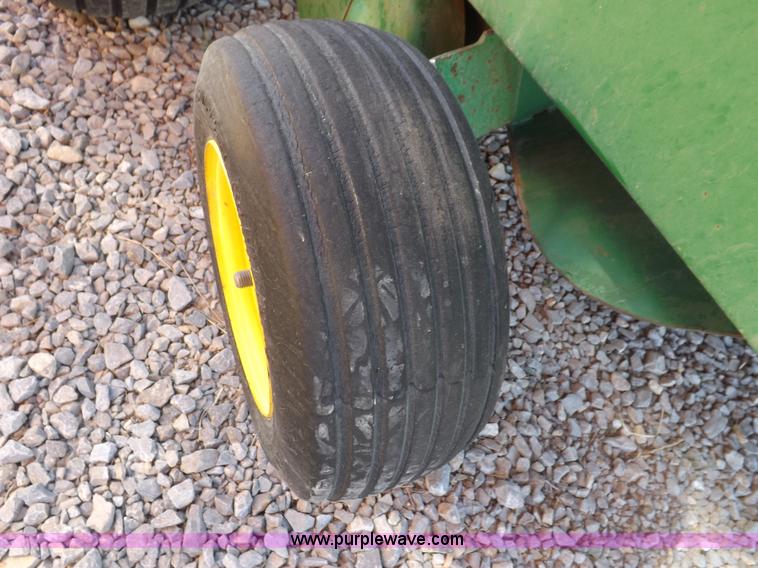 image for item I9027 1998 John Deere 566 round baler