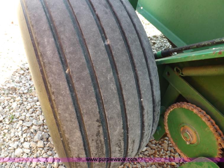 image for item I9027 1998 John Deere 566 round baler