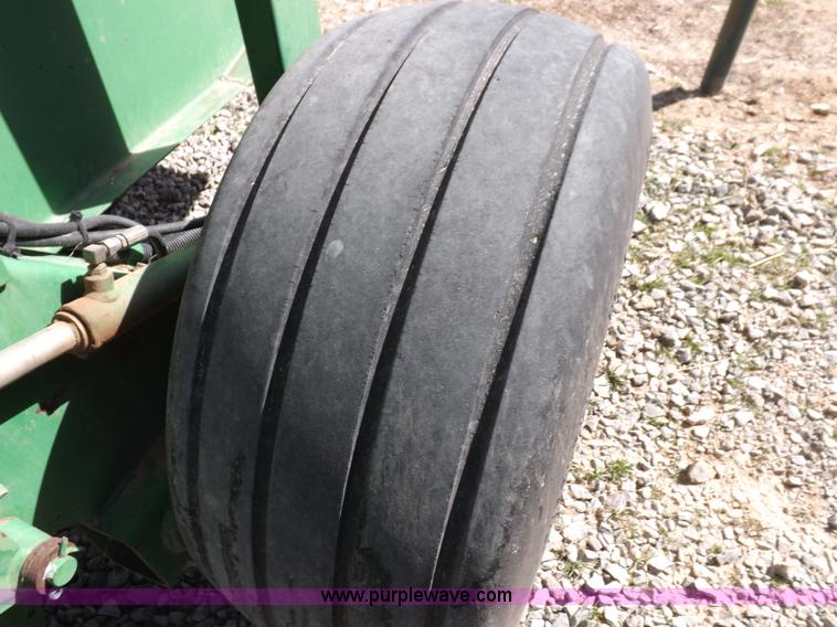 image for item I9027 1998 John Deere 566 round baler