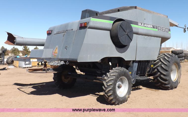 image for item I9043 1990 Gleaner R60 combine