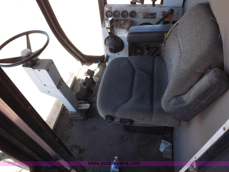 image for item I9043 1990 Gleaner R60 combine