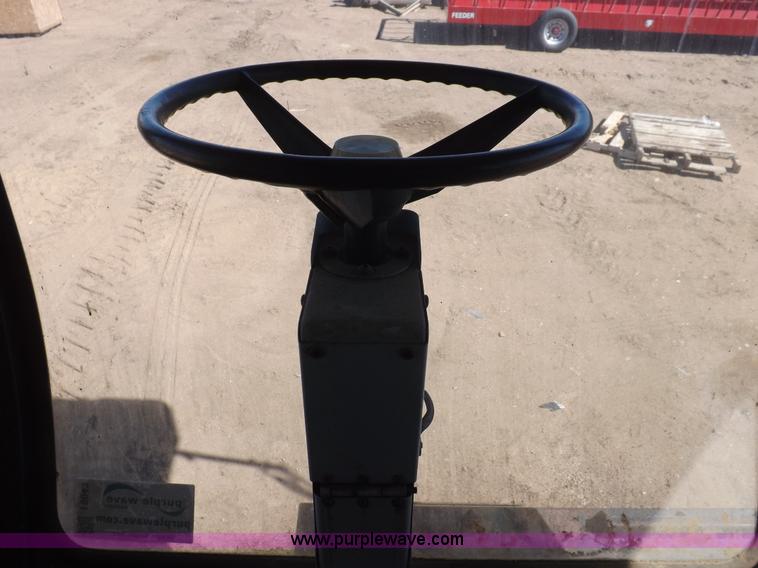 image for item I9043 1990 Gleaner R60 combine