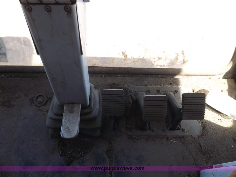 image for item I9043 1990 Gleaner R60 combine