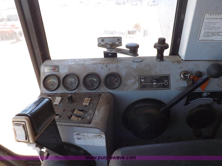 image for item I9043 1990 Gleaner R60 combine