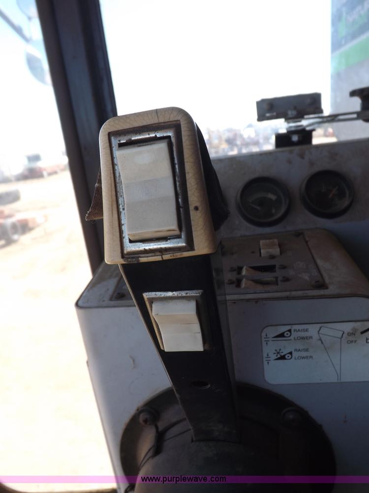 image for item I9043 1990 Gleaner R60 combine