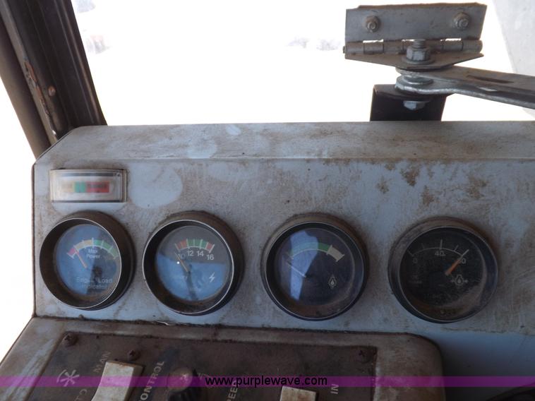 image for item I9043 1990 Gleaner R60 combine