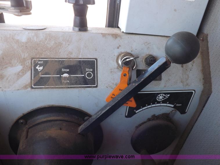 image for item I9043 1990 Gleaner R60 combine