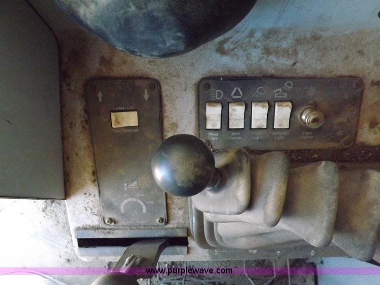 image for item I9043 1990 Gleaner R60 combine