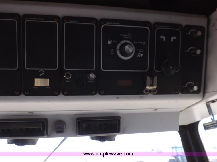 image for item I9043 1990 Gleaner R60 combine