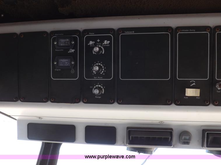 image for item I9043 1990 Gleaner R60 combine