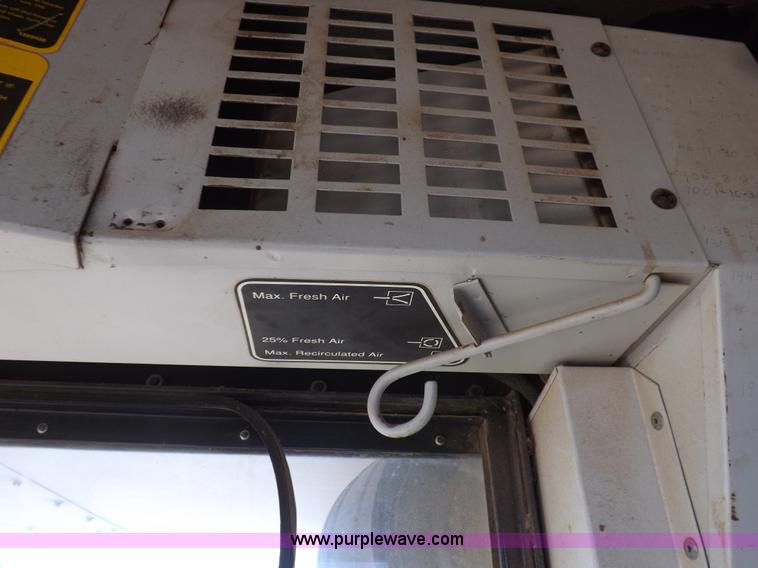 image for item I9043 1990 Gleaner R60 combine