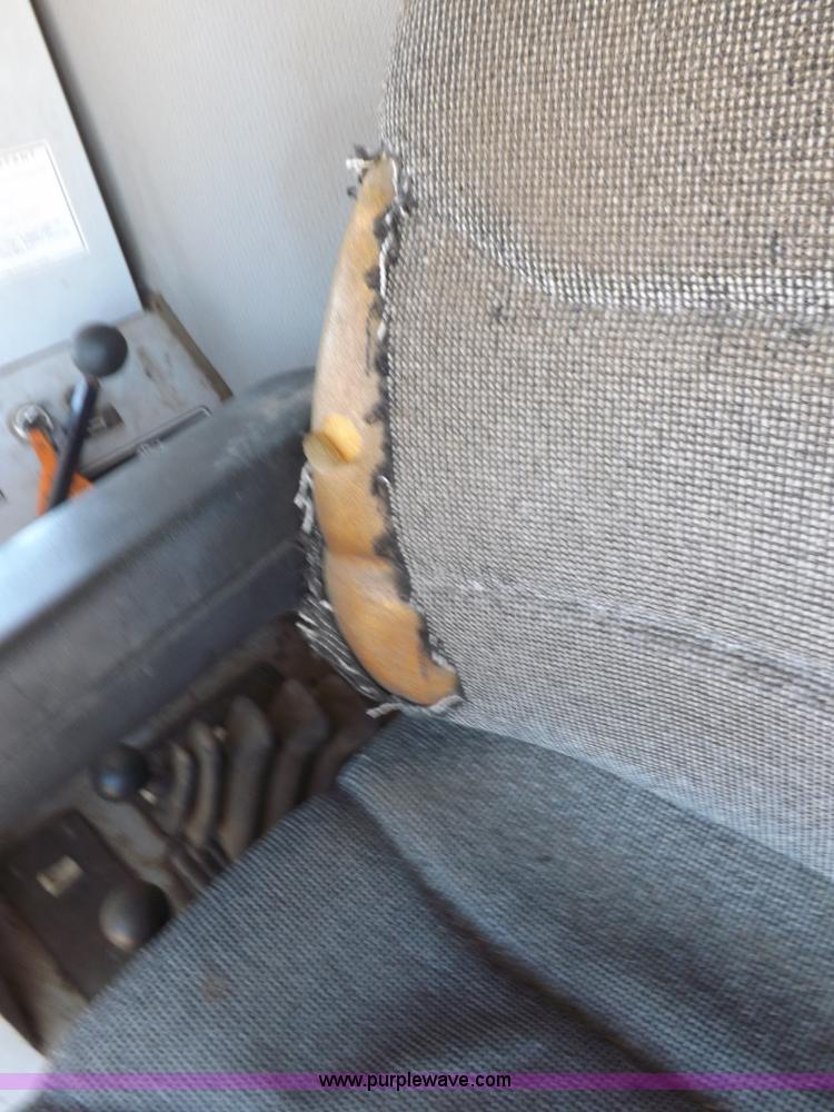 image for item I9043 1990 Gleaner R60 combine