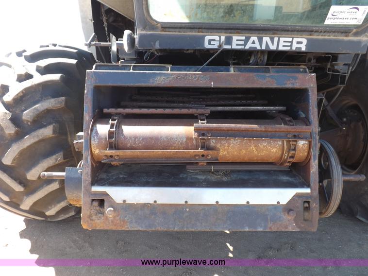 image for item I9043 1990 Gleaner R60 combine