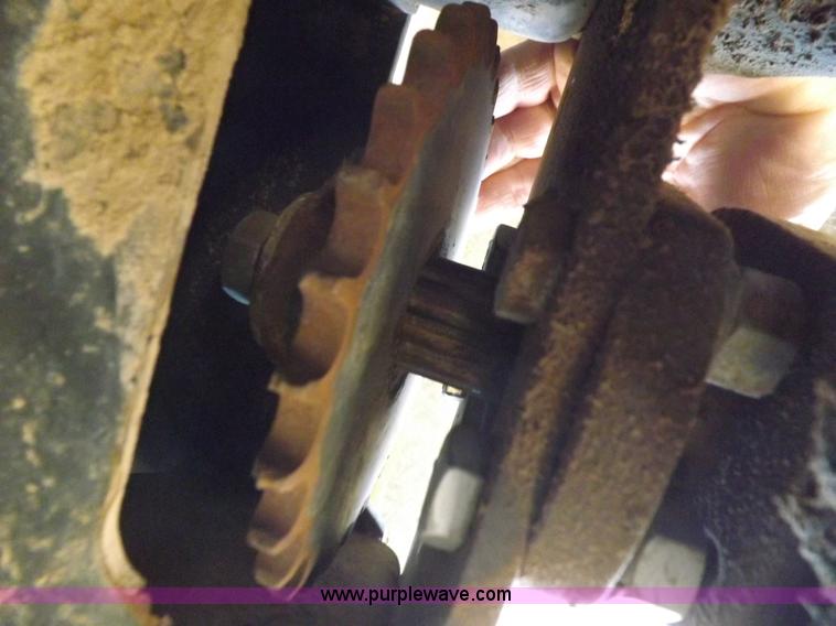 image for item I9043 1990 Gleaner R60 combine