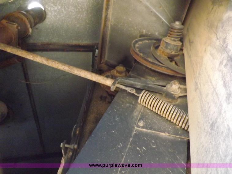 image for item I9043 1990 Gleaner R60 combine