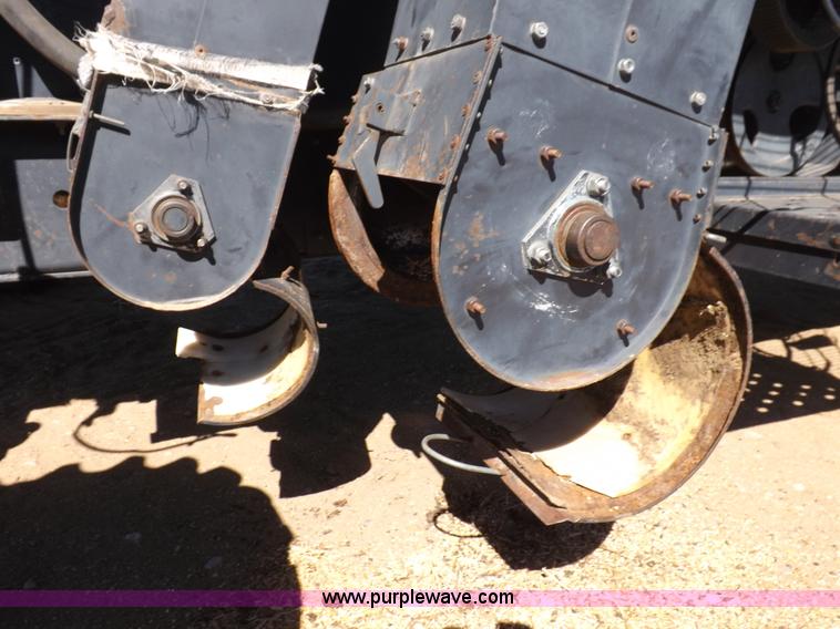 image for item I9043 1990 Gleaner R60 combine