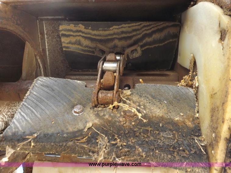 image for item I9043 1990 Gleaner R60 combine