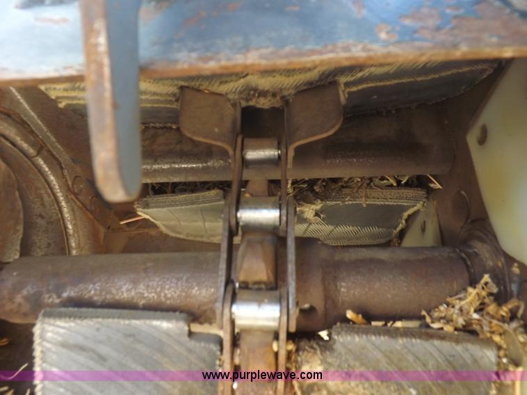 image for item I9043 1990 Gleaner R60 combine