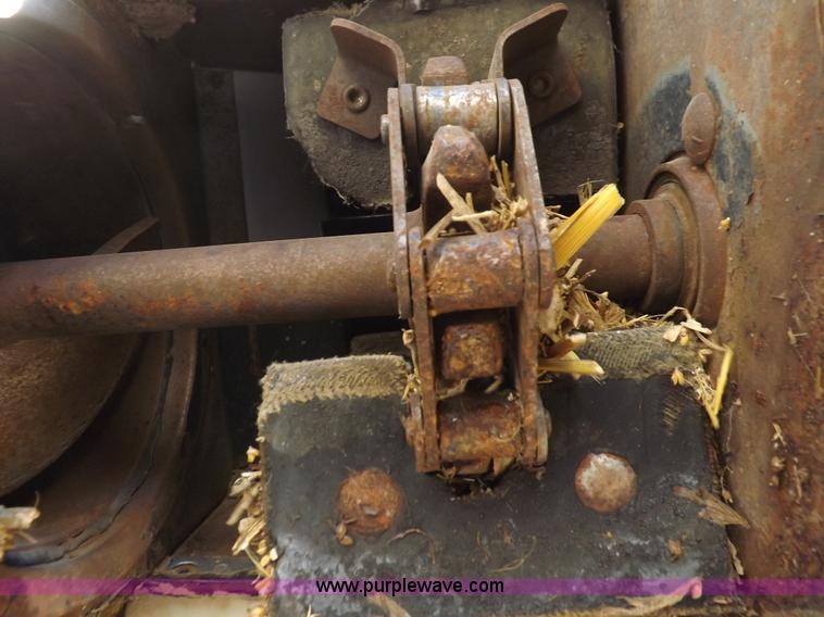 image for item I9043 1990 Gleaner R60 combine