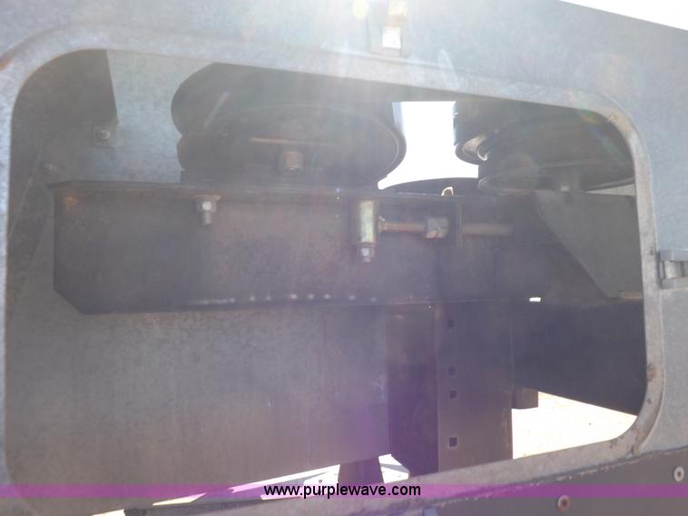 image for item I9043 1990 Gleaner R60 combine