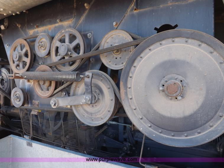 image for item I9043 1990 Gleaner R60 combine