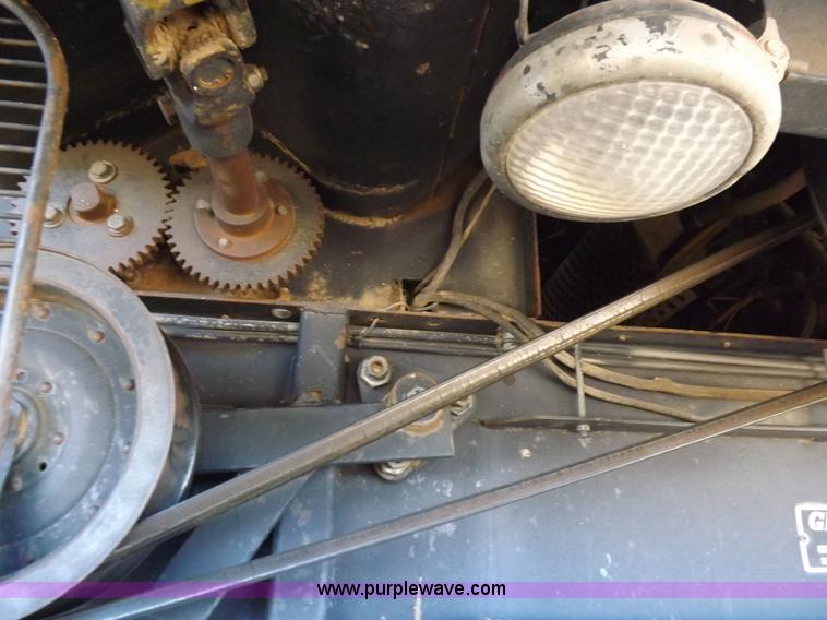 image for item I9043 1990 Gleaner R60 combine