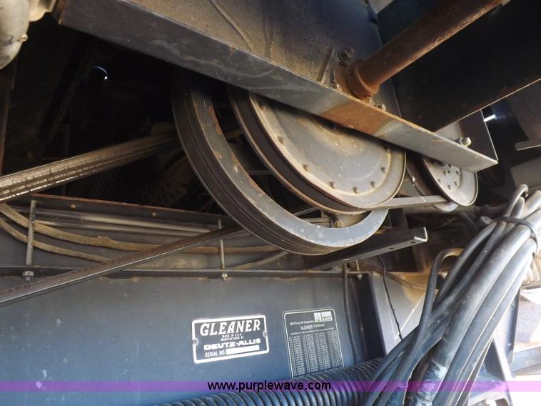 image for item I9043 1990 Gleaner R60 combine