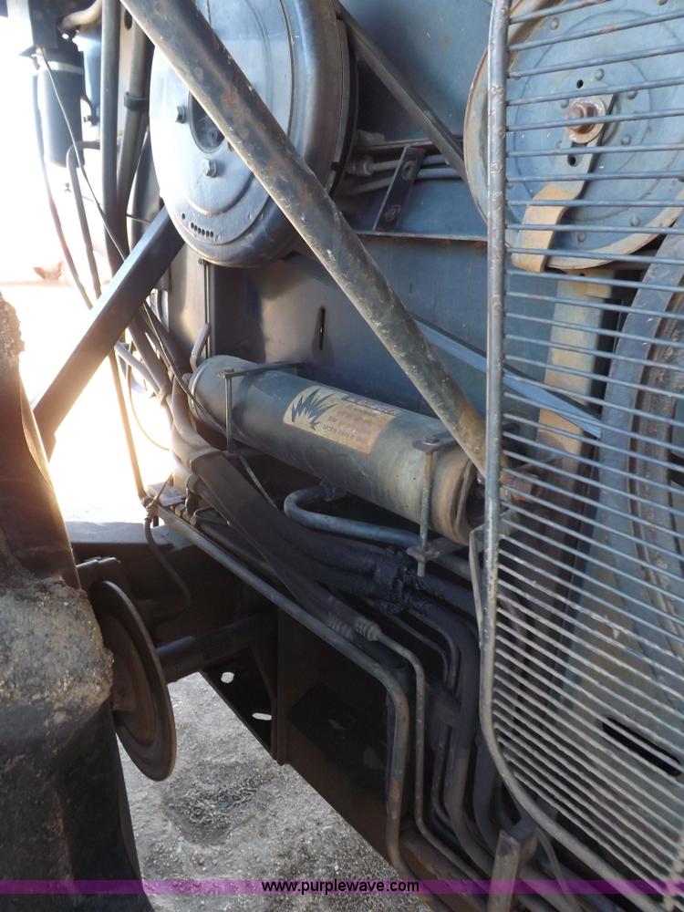 image for item I9043 1990 Gleaner R60 combine