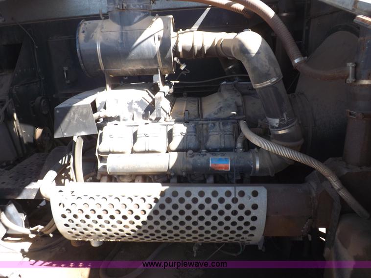 image for item I9043 1990 Gleaner R60 combine