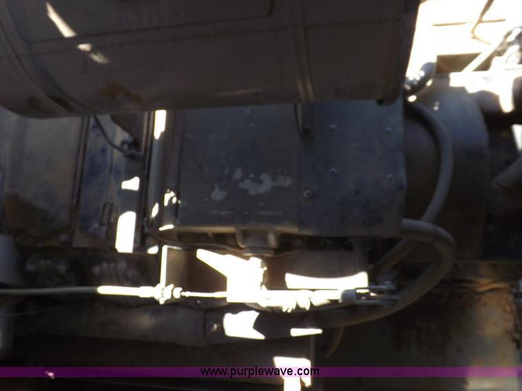 image for item I9043 1990 Gleaner R60 combine